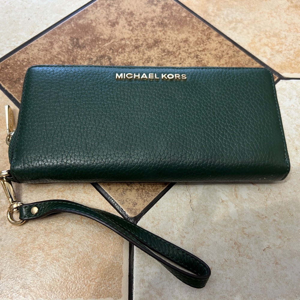 Michael Kors Leather Jet Set Wristlet wallet